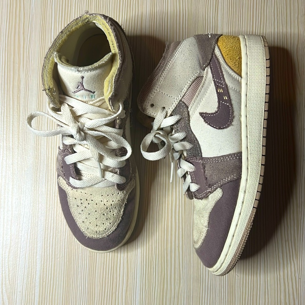 Nike Air Jordan 1 Mid SE Craft (GS) (Boys Size 4Y)